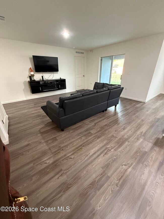 Building Photo - 487 Wiltshire Ave SW