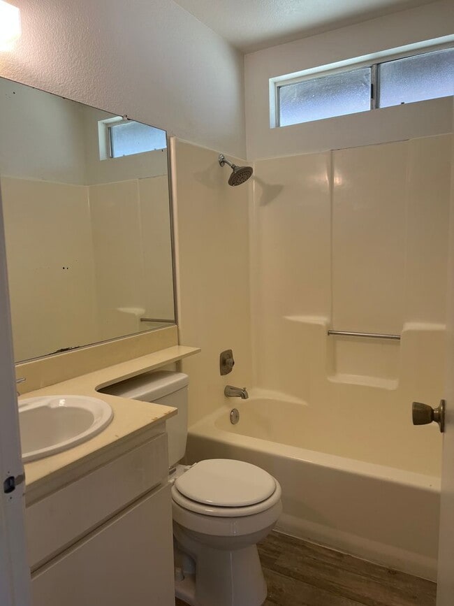 Building Photo - 55+ 2/1 Single Story Duplex in Peacock Hil...