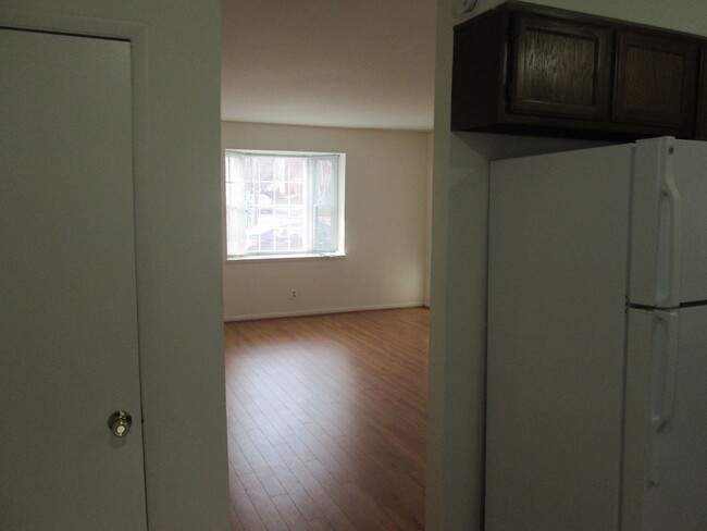 Building Photo - Beautiful 2 Bed 1 Bath Condo In The Much S...