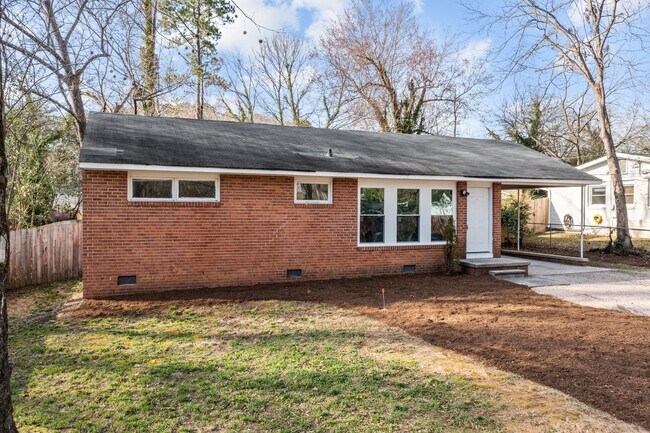 Foto del edificio - Beautiful 3BR Home in SE Raleigh - Fully Renovated + HUGE Fenced in Yard!