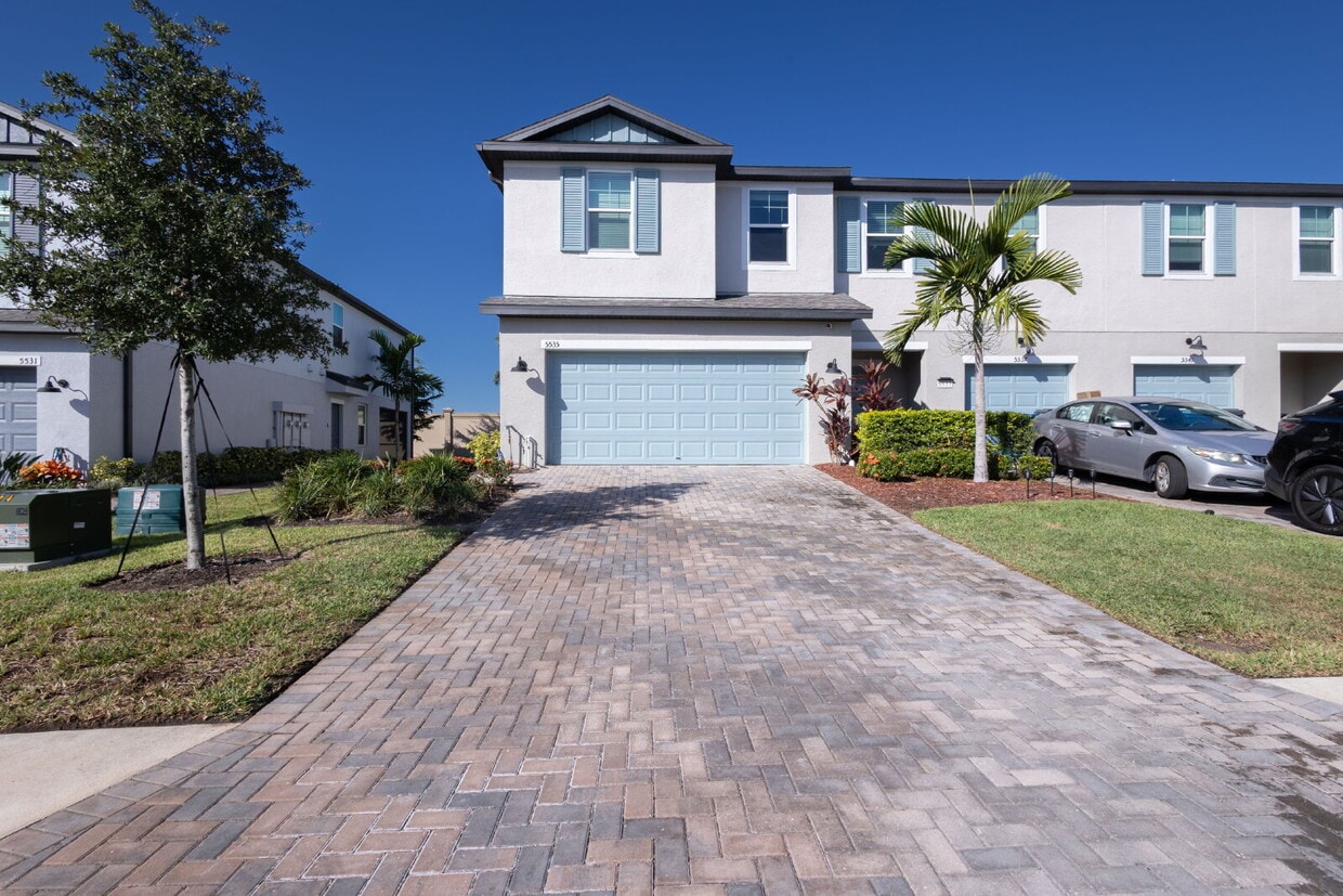 Foto principal - Gorgeous 3-Bed/2.5-Bath Townhome in Treves...