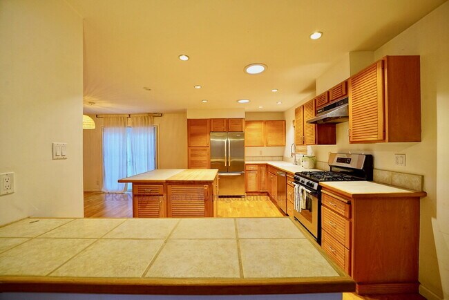 Foto del edificio - Novato Home with Big Yard, Backs to Pioneer Park!