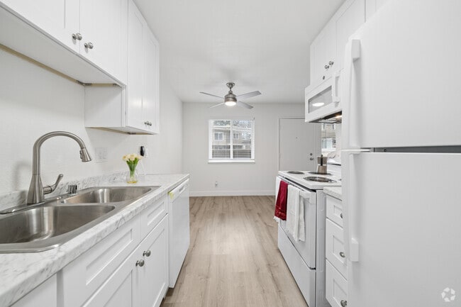 1BR, 1BA - 800SF - Kitchen - Redwood Grove Apartments