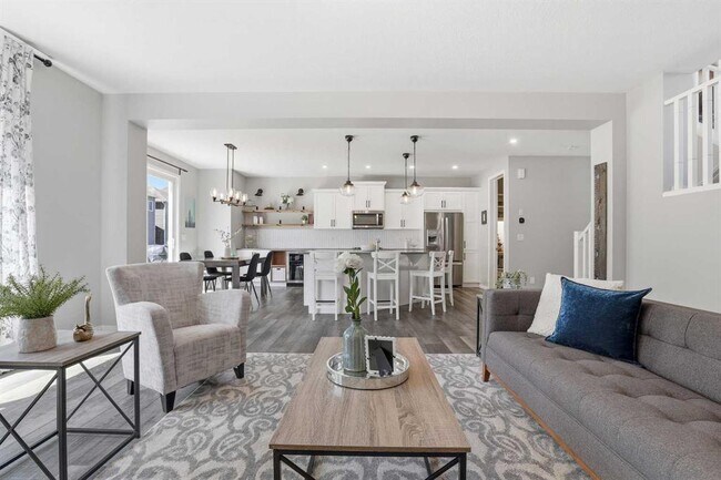 Photo du bâtiment - Spacious 3,000+ Sq. Ft. Yorkville Home | Up to 4 Bedrooms | Double Garage (IP60)