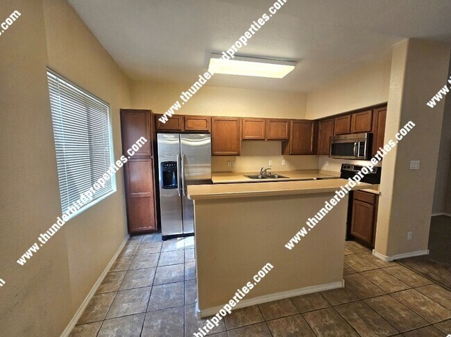 Foto del edificio - Located in a Gated community!!!