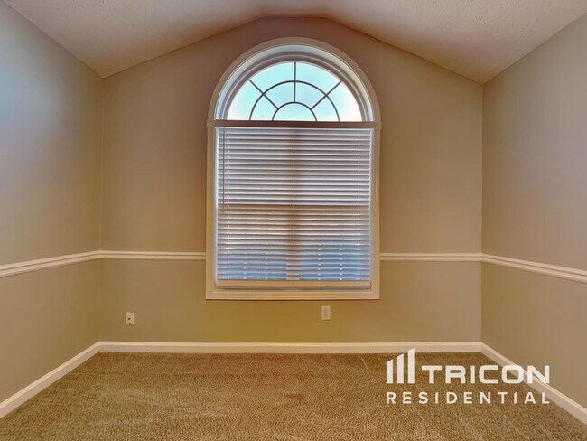 Building Photo - 2051 Meadowglen Ln