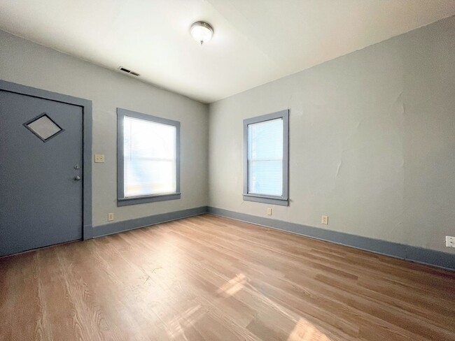 Building Photo - 2 bed home with large backyard in Mcpherson