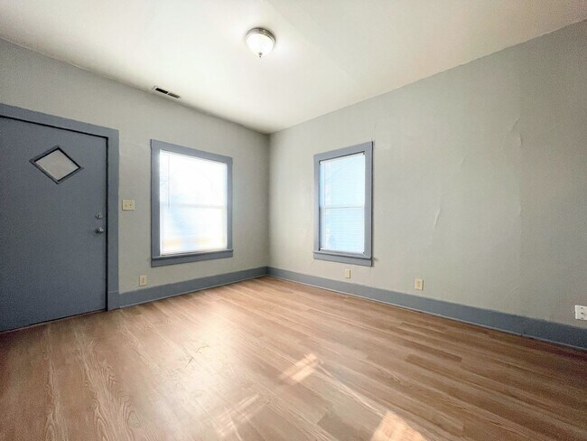 Foto del edificio - 2 bed home with large backyard in Mcpherson