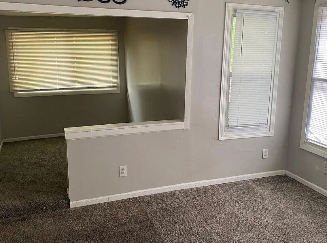 Primary Photo - 3 bed 1.5 bath House