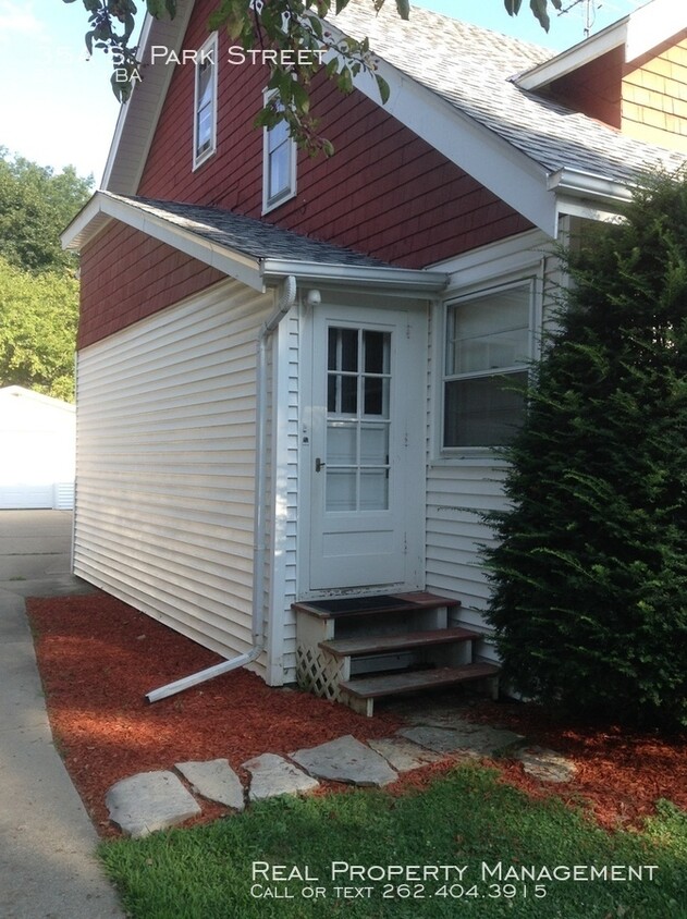 Private Entry Upper Duplex - House for Rent in Oconomowoc, WI