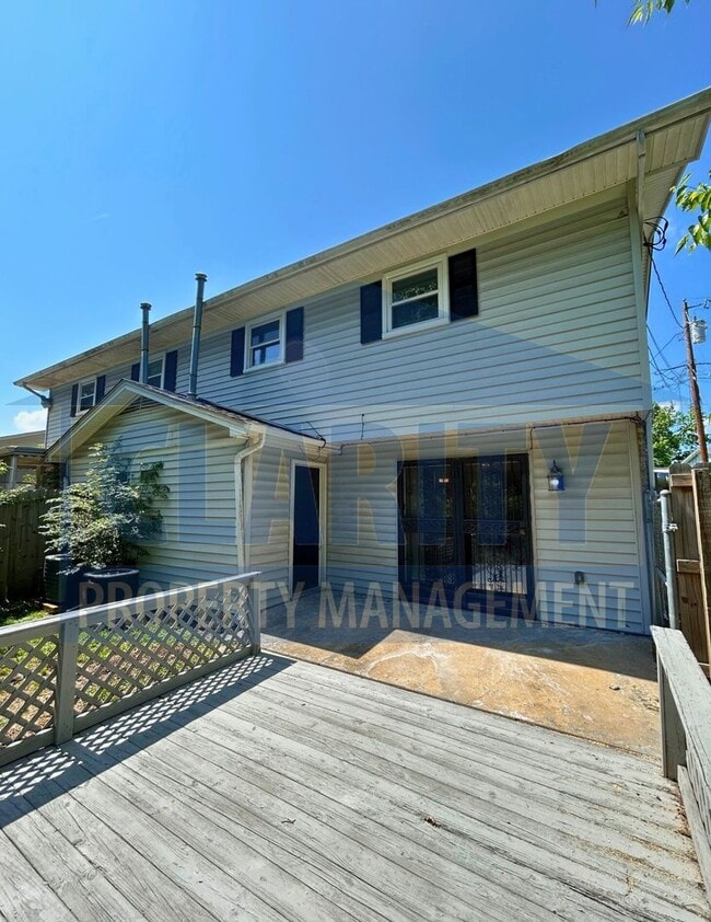 Building Photo - Spacious 3-Bed, 1.5-Bath Duplex with Priva...