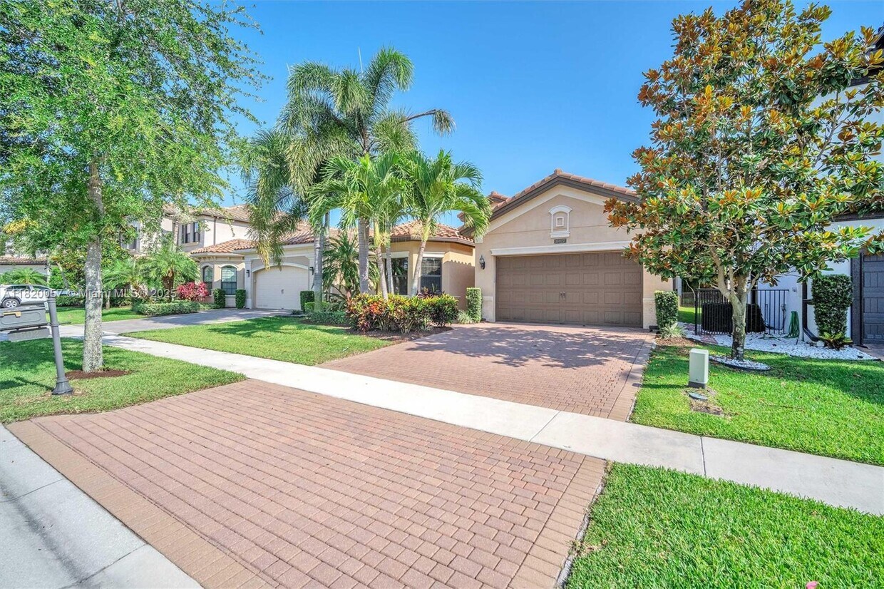 Foto principal - 16927 Bridge Crossing Cir
