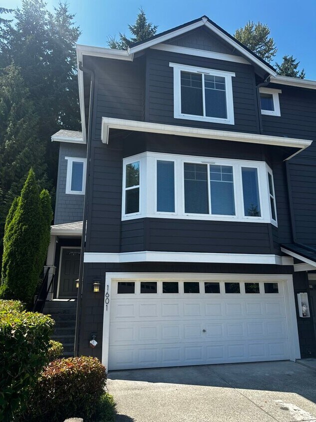 Foto principal - 3Bd/2.5Ba Bellevue Townhouse