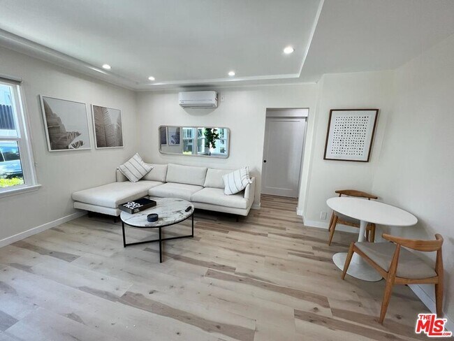 Foto del edificio - 8757 Dorrington Ave
