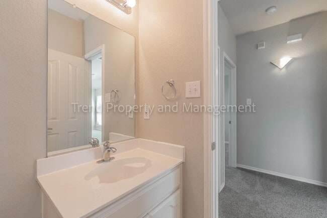 Building Photo - Excellent 3 bedroom 2.5 bath ***Move in sp...