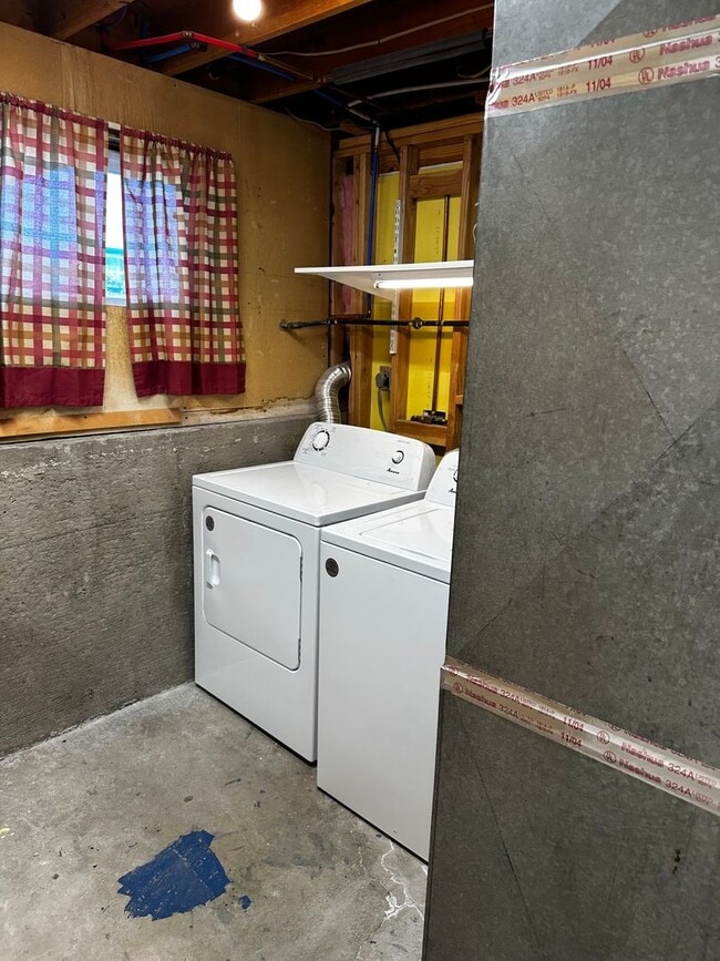 Building Photo - Beautifully Updated Two-Story Home in Sandy — Mountain Views & Big Backyard!