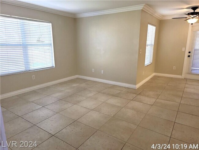 Foto del edificio - FANTASTIC 1ST FLOOR UNIT IN GATED COMMUNIT...