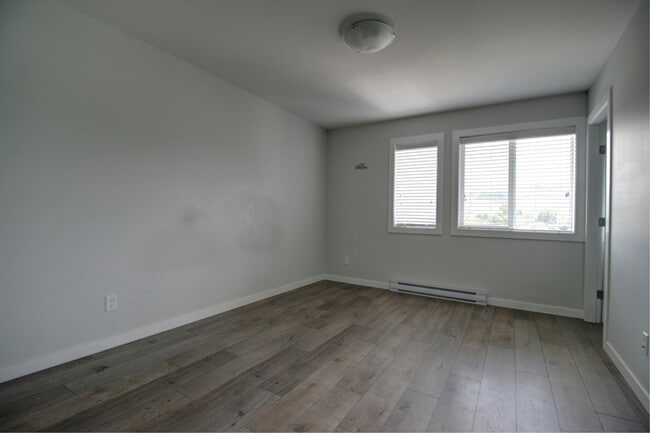 Building Photo - 5017-5027 aveUPPER