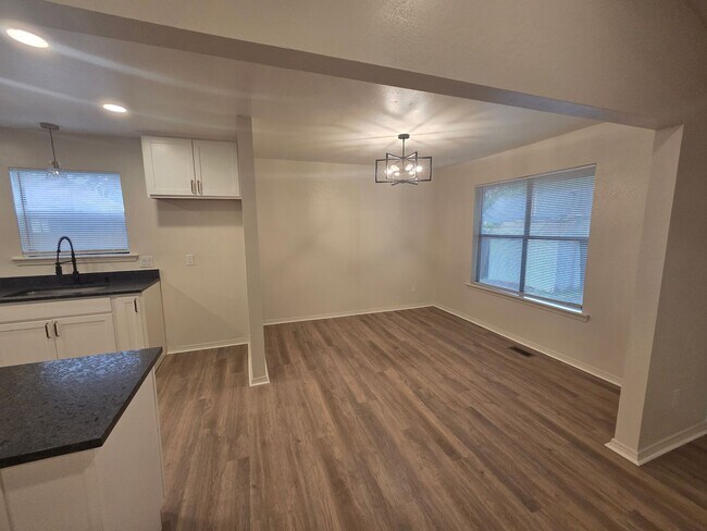 Building Photo - Remodeled 3 Bedroom in Bixby! Self-Showings Available!