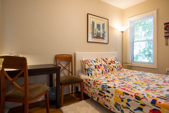 Building Photo - Central Location, Eat-in Kitchen, Laundry on a Site