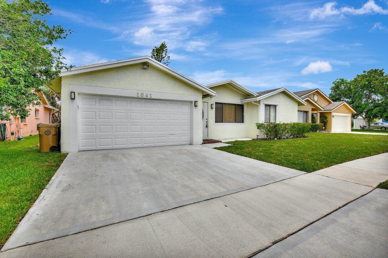 Primary Photo - 1541 SW 102nd Terrace