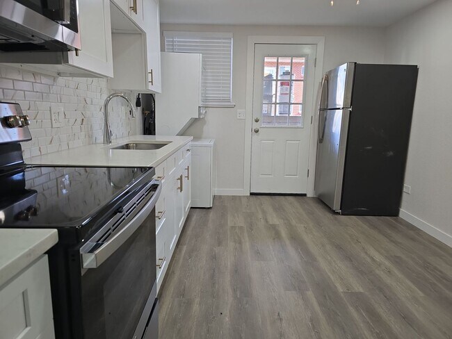 Foto del edificio - 2 Bed Garden Level Unit Available in Lakewood