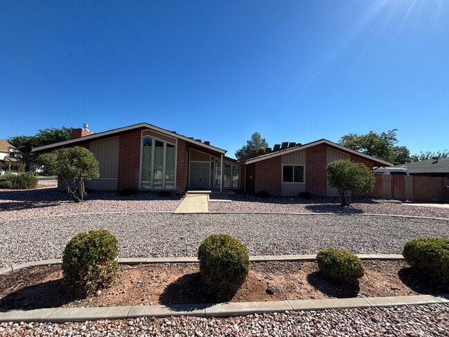 Foto del edificio - SPACIOUS REMODELED HOME FOR RENT!