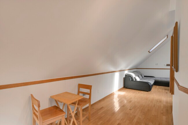 Foto del edificio - 2133 N Oakley Ave