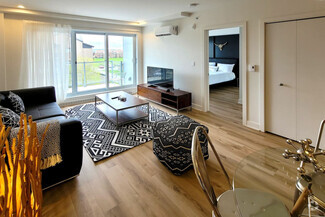 Building Photo - 3000 Av. Colomb