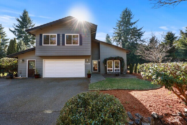 Building Photo - 2900 sq.ft, 4 bedrooms, 3 baths. Has A/C!