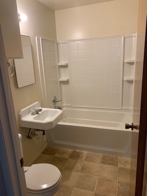 Building Photo - 3 Bedroom 2 Bath Country Home in Hanford!