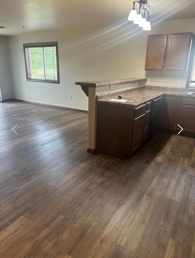 Building Photo - 2 Bedroom, 2 Bathroom Lower Available