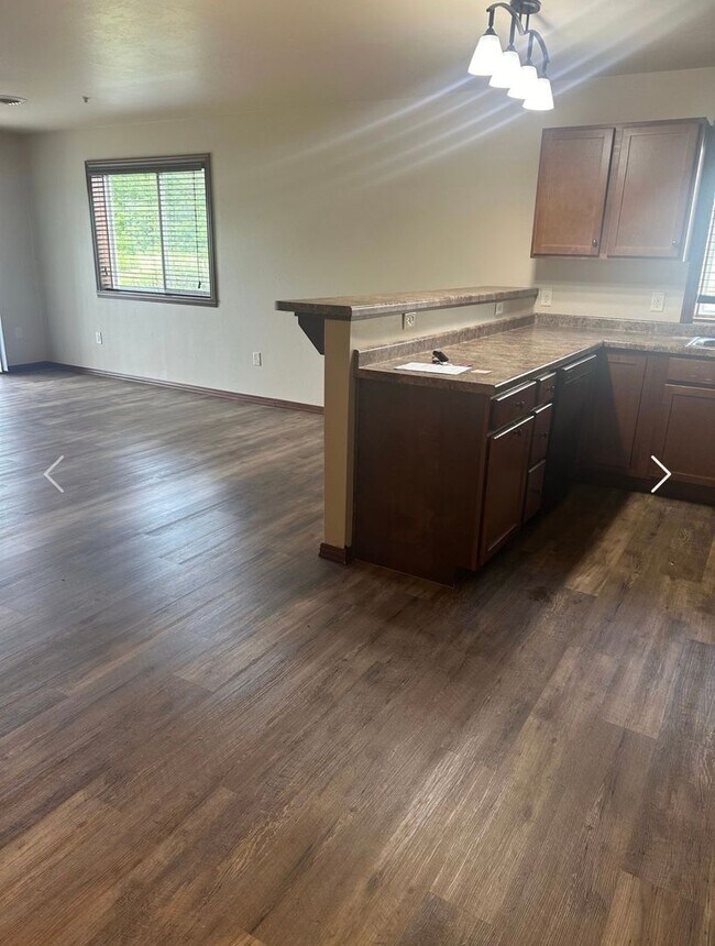 Foto del edificio - 2 Bedroom, 2 Bathroom Lower Available