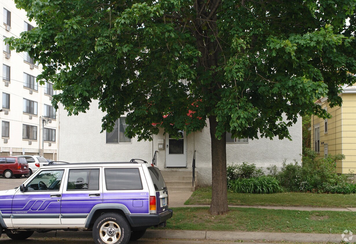 Building Photo - 1563 Charles Ave
