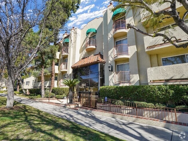 Building Photo - 360 Hollywood Way