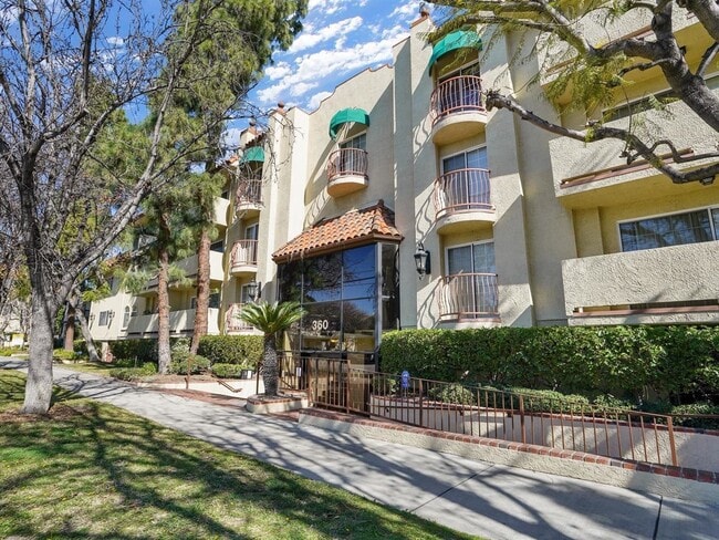 Building Photo - 360 Hollywood Way