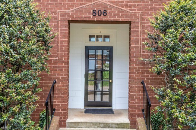 Building Photo - 806 E Jefferson St