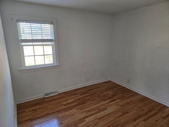 Segundo dormitorio - 10025 N Oak St