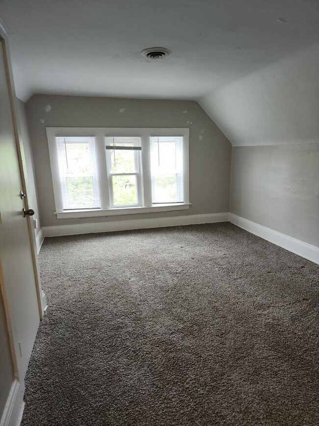 Building Photo - SUPER CLEAN 1 Bedroom Apt For Rent