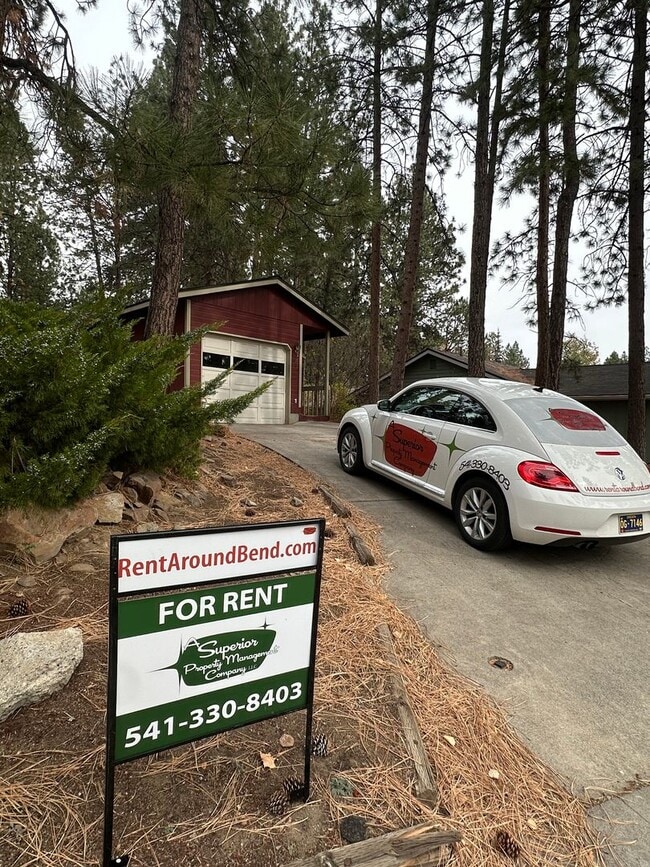 Building Photo - Three bedroom Westside home near OSU Cascades!