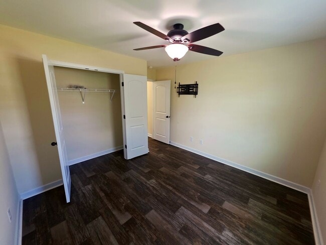 Building Photo - 222 Rowland Dr