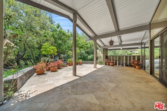 Foto del edificio - 3152 Mandeville Canyon Rd