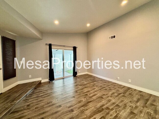 Foto del edificio - 15957 Randall Ave
