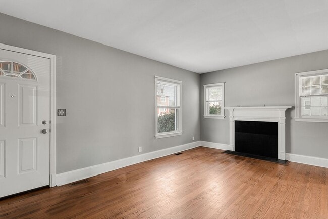 Foto del edificio - Charming 4BR House in Petersburg's Walnut ...