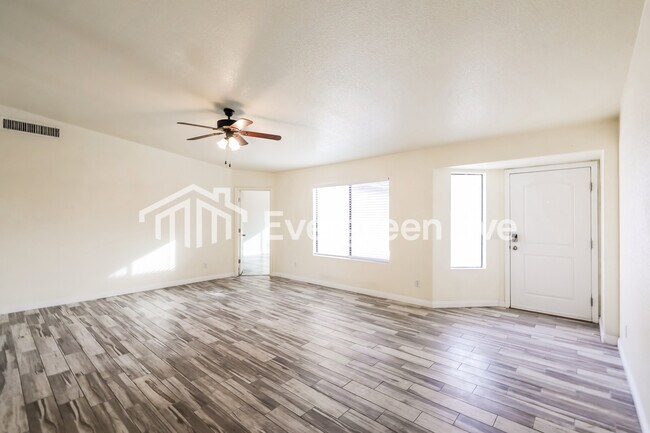 Foto del edificio - 1462 W Breakwell St