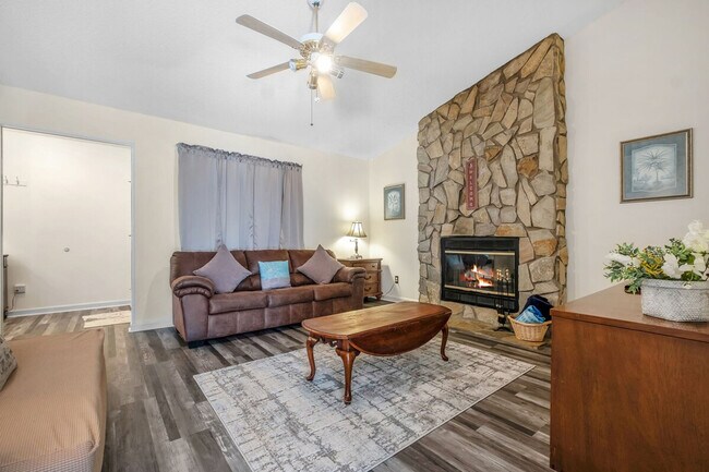 Building Photo - 1870 Mary Ellen Dr