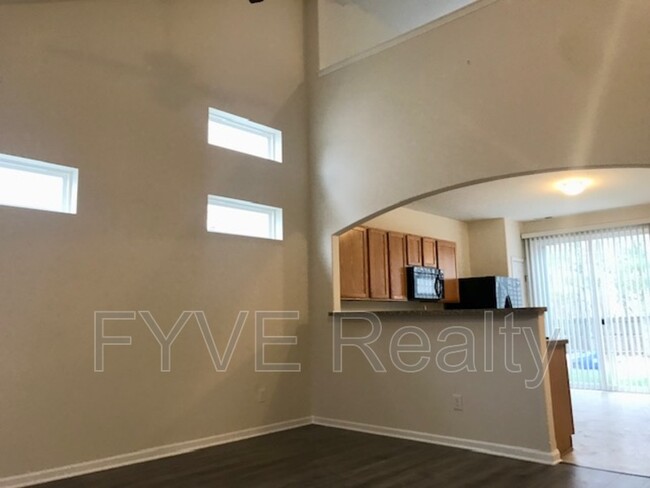 Building Photo - 2844 Hillstone St