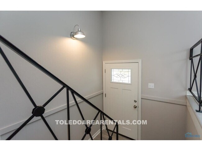 Building Photo - 1245 Whiteside Dr