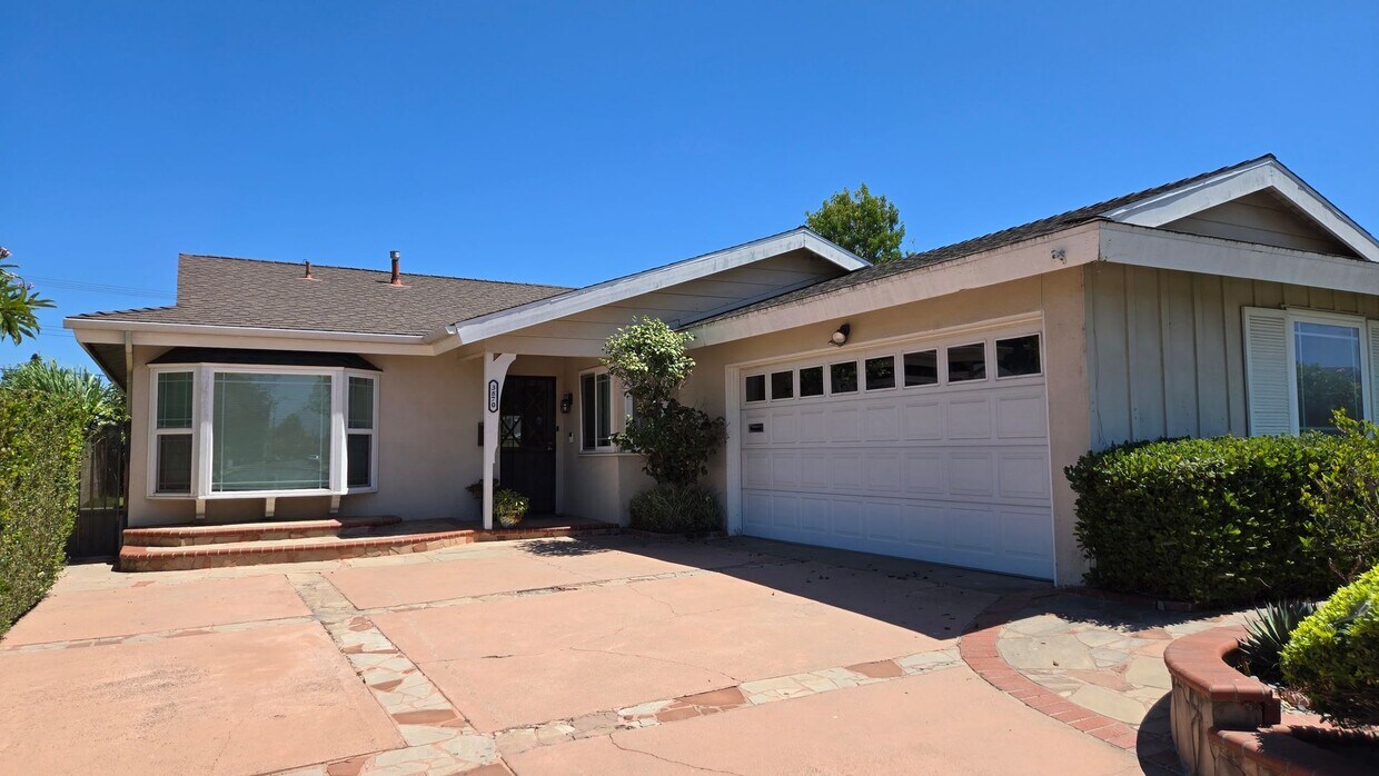 Foto principal - Single Level 4 Bedroom 2 Bath Home in Seal...