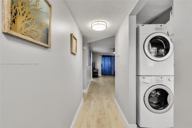 Foto del edificio - 3777 NW 78th Ave